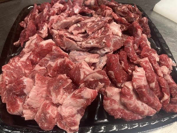 店内手切りのお肉をぜひご賞味ください！